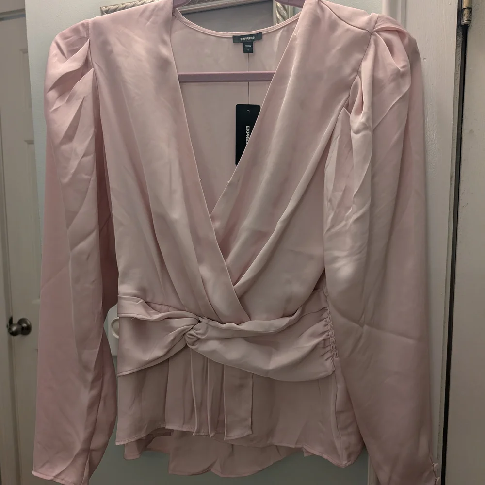 Express Pink Blouse. NWT - Picture 2 of 8